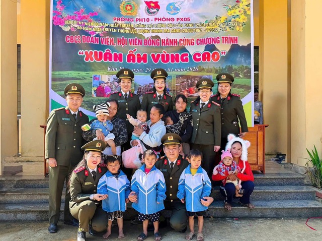 Hơn 10.000 suất qu&agrave; Tết đến tay người kh&oacute; khăn ở Quảng Trị - Ảnh 6.