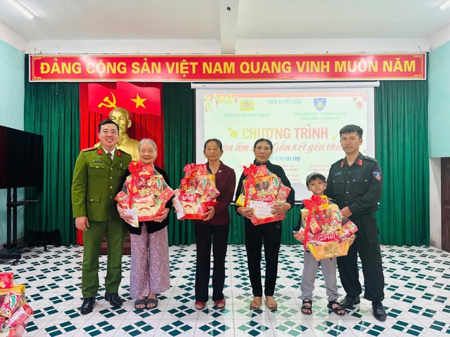 Hơn 10.000 suất qu&agrave; Tết đến tay người kh&oacute; khăn ở Quảng Trị - Ảnh 13.