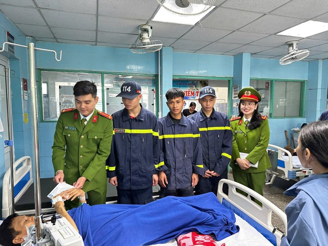 Hơn 10.000 suất qu&agrave; Tết đến tay người kh&oacute; khăn ở Quảng Trị - Ảnh 10.