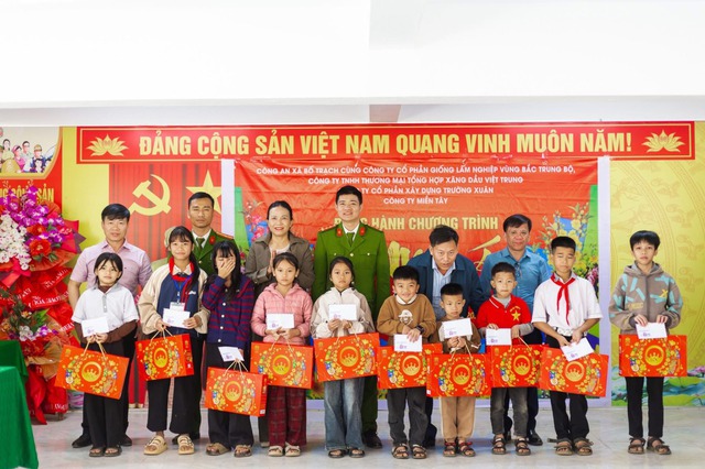 Hơn 10.000 suất qu&agrave; Tết đến tay người kh&oacute; khăn ở Quảng Trị - Ảnh 8.