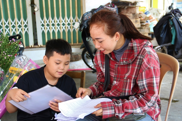 Bé trai suýt mù 2 mắt, được Báo Người Lao Động giúp đỡ giờ ra sao? - Ảnh 5.