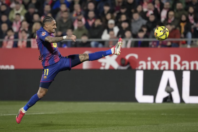 Gục ngã cay đắng ở derby Catalunya, Barcelona ôm hận với cuộc đua La Liga - Ảnh 1.