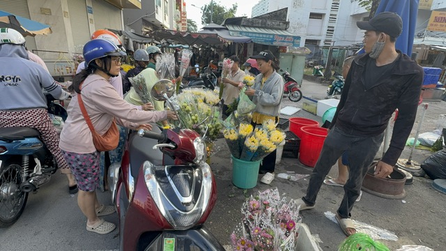 Chợ hoa Tết 2026: Nhiều l&ocirc; hoa kiểng đ&atilde; b&aacute;n hết sạch tại TP HCM - Ảnh 8.
