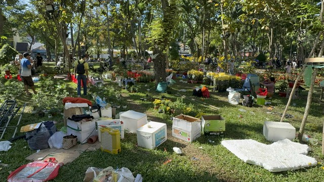 Chợ hoa Tết 2026: Nhiều l&ocirc; hoa kiểng đ&atilde; b&aacute;n hết sạch tại TP HCM - Ảnh 4.