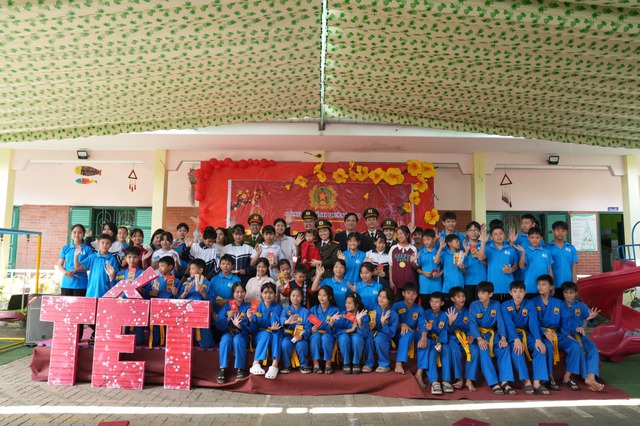 Hơn 10.000 suất qu&agrave; Tết đến tay người kh&oacute; khăn ở Quảng Trị - Ảnh 5.