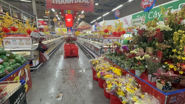 Chợ hoa Tết 2026: Nhiều l&ocirc; hoa kiểng đ&atilde; b&aacute;n hết sạch tại TP HCM - Ảnh 5.