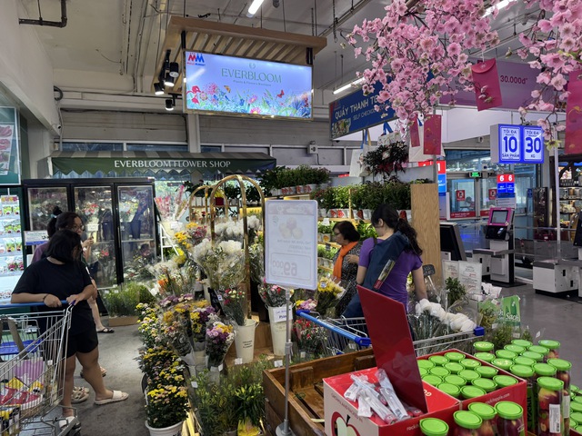 Chợ hoa Tết 2026: Nhiều l&ocirc; hoa kiểng đ&atilde; b&aacute;n hết sạch tại TP HCM - Ảnh 7.