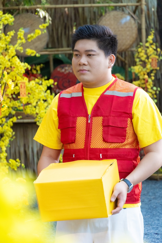 Huỳnh Quý, Đỗ Trung Tuấn góp mặt trong MV nhạc Tết của Phúc Syno - Ảnh 8.