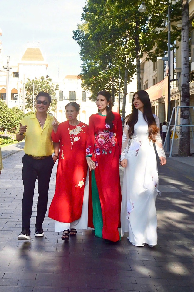 Ba thế hệ gia đình nhà Lý Hùng - Lý Hương du xuân - Ảnh 4.