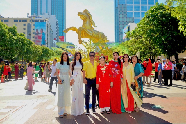 Ba thế hệ gia đình nhà Lý Hùng - Lý Hương du xuân - Ảnh 1.