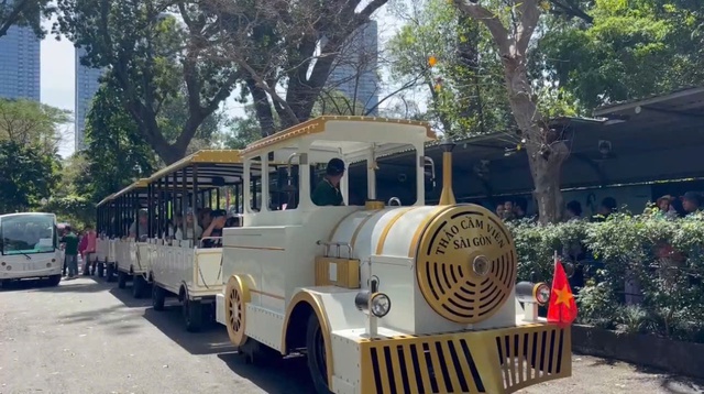 Người d&acirc;n đổ x&ocirc; về Thảo Cầm Vi&ecirc;n m&ugrave;ng 2 Tết - Ảnh 2.