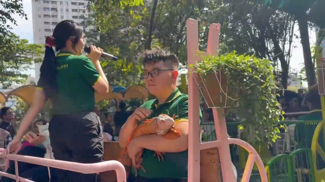 Người d&acirc;n đổ x&ocirc; về Thảo Cầm Vi&ecirc;n m&ugrave;ng 2 Tết - Ảnh 3.