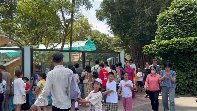 Người d&acirc;n đổ x&ocirc; về Thảo Cầm Vi&ecirc;n m&ugrave;ng 2 Tết - Ảnh 1.