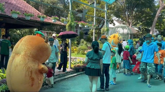 Người d&acirc;n đổ x&ocirc; về Thảo Cầm Vi&ecirc;n m&ugrave;ng 2 Tết - Ảnh 4.