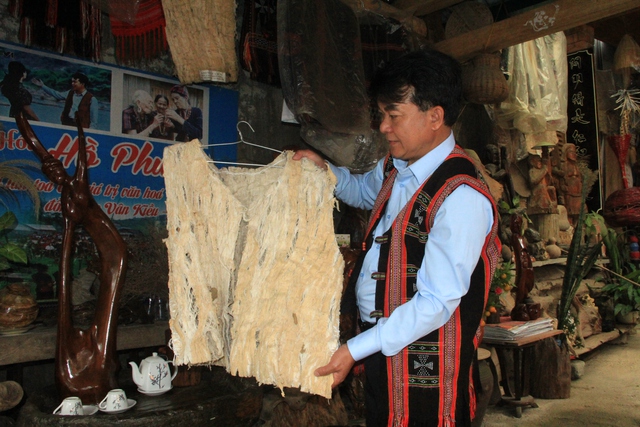 Trang phục cổ xưa bằng vỏ c&acirc;y A - mưng của nh&agrave; nghi&ecirc;n cứu Hồ Phương - Ảnh 6.