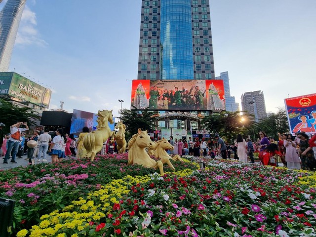 Vietcombank tiếp tục đồng hành cùng Đường hoa Nguyễn Huệ 2026, góp sắc xuân giữa lòng TP HCM - Ảnh 1.