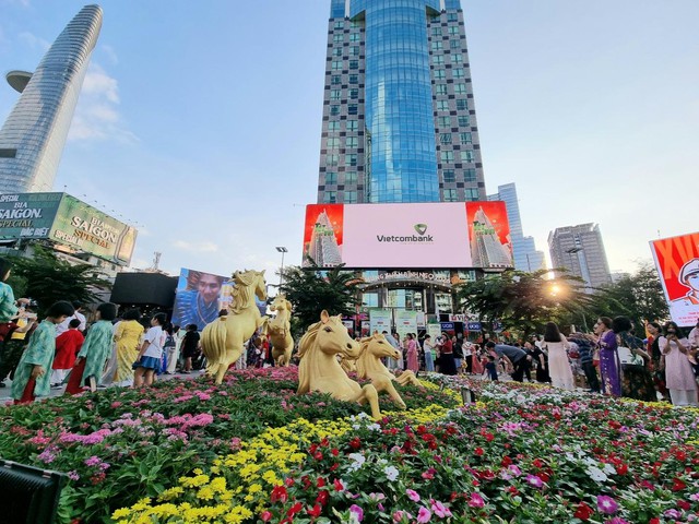 Vietcombank tiếp tục đồng hành cùng Đường hoa Nguyễn Huệ 2026, góp sắc xuân giữa lòng TP HCM - Ảnh 3.