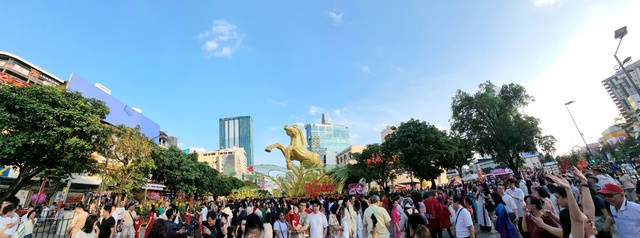 Vietcombank tiếp tục đồng hành cùng Đường hoa Nguyễn Huệ 2026, góp sắc xuân giữa lòng TP HCM - Ảnh 2.