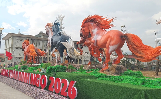 Cận cảnh 8 linh vật ngựa ở Lao Bảo - điểm nhấn văn h&oacute;a tết 2026 - Ảnh 3.