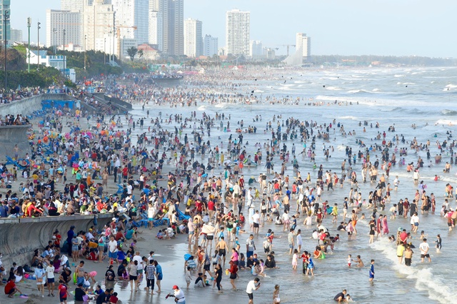 Du khách nườm nượp, Vũng Tàu đông nghịt những ngày đầu xuân - Ảnh 2.