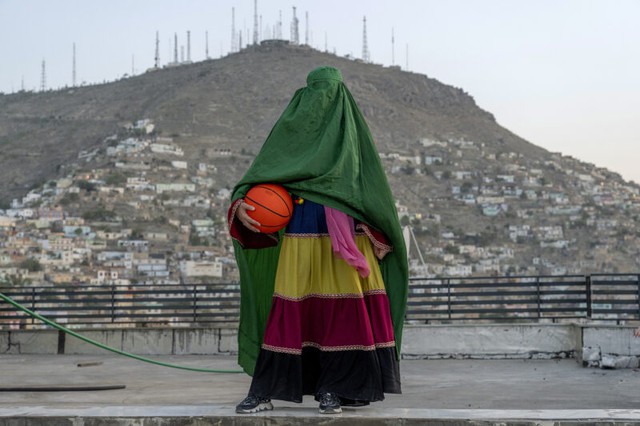 Taliban cho phép chồng đánh vợ nếu không gãy xương - Ảnh 1. Taliban cho phép chồng đánh vợ nếu không gãy xương - Ảnh 1.