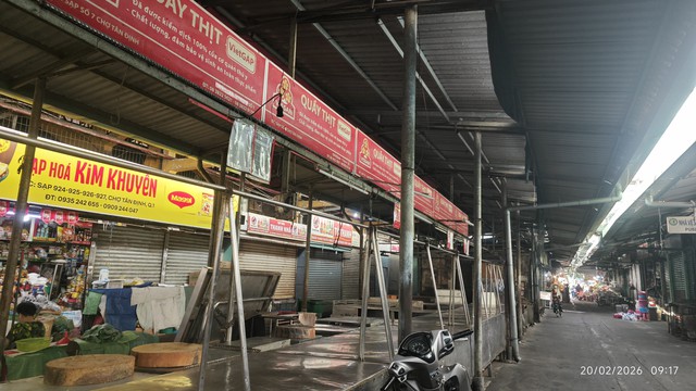 M&ugrave;ng 4 Tết 2026: Gi&aacute; tr&aacute;i c&acirc;y c&uacute;ng cao , dưa hấu chỉ 10 . 000 Đồng / kg - Ảnh 2.