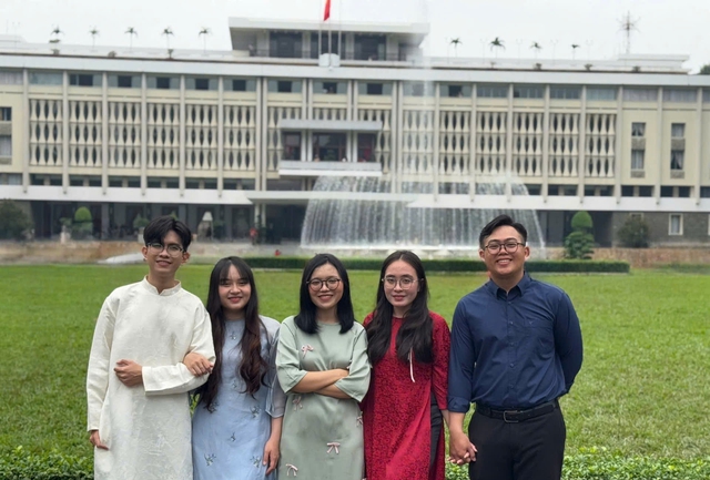 &Aacute;o d&agrave;i ng&agrave;y Tết: N&eacute;t đẹp kh&ocirc;ng đổi giữa l&ograve;ng đ&ocirc; thị hiện đại - Ảnh 4.