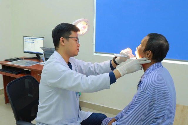 Xạ trị chữa ung thư tại tuyến tỉnh, bước tiến giúp người bệnh bớt nhọc nhằn - Ảnh 2.