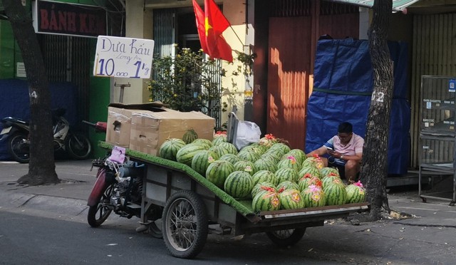 M&ugrave;ng 4 Tết 2026: Gi&aacute; tr&aacute;i c&acirc;y c&uacute;ng cao , dưa hấu chỉ 10 . 000 Đồng / kg - Ảnh 7.