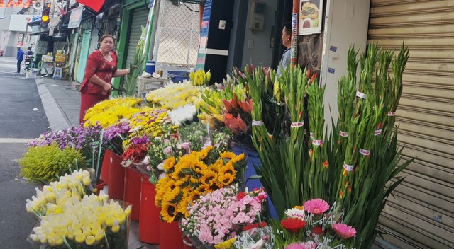 M&ugrave;ng 4 Tết 2026: Gi&aacute; tr&aacute;i c&acirc;y c&uacute;ng cao , dưa hấu chỉ 10 . 000 Đồng / kg - Ảnh 5.