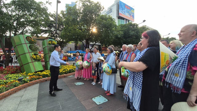 TPHCM ch&agrave;o đ&oacute;n kh&aacute;ch quốc tế thưởng thức Tết Việt v&agrave; văn h&oacute;a 2026 - Ảnh 4.