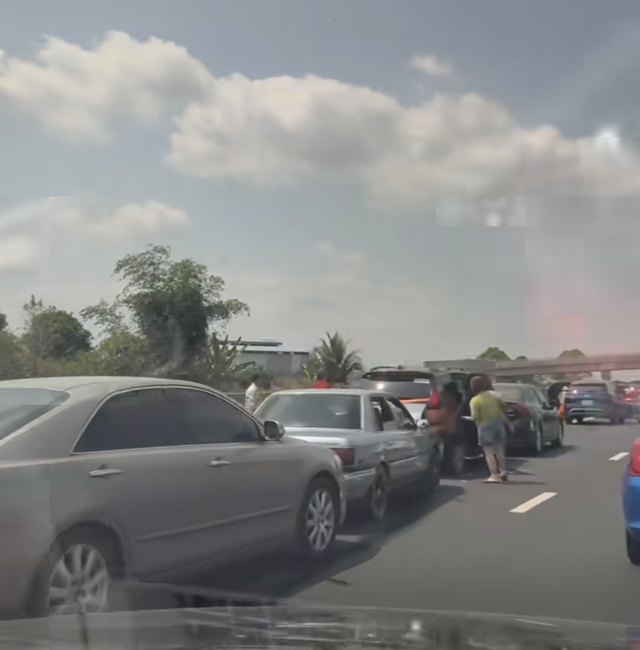 Tai nạn liên hoàn giữa 7 ô tô trên cao tốc Phan Thiết - Dầu Giây gây ùn tắc - Ảnh 2. Tai nạn liên hoàn giữa 7 ô tô trên cao tốc Phan Thiết - Dầu Giây gây ùn tắc - Ảnh 2.