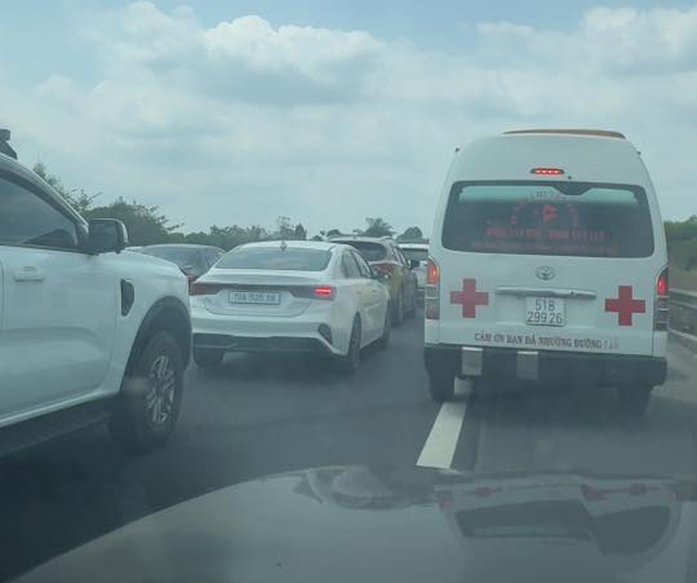 Tai nạn liên hoàn giữa 7 ô tô trên cao tốc Phan Thiết - Dầu Giây gây ùn tắc - Ảnh 3. Tai nạn liên hoàn giữa 7 ô tô trên cao tốc Phan Thiết - Dầu Giây gây ùn tắc - Ảnh 3.