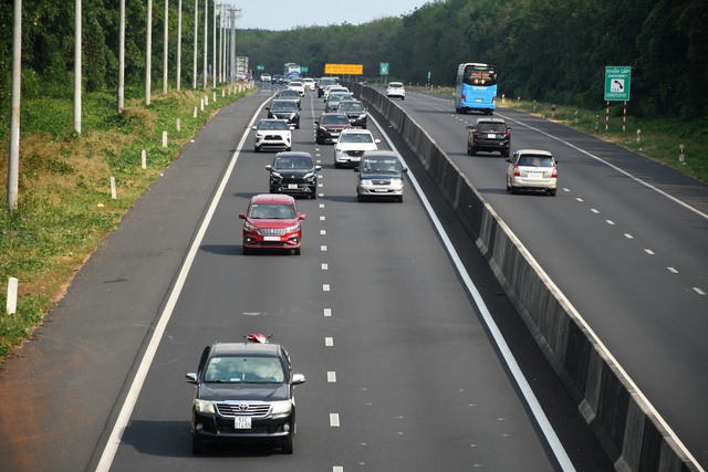 Tai nạn liên hoàn giữa 7 ô tô trên cao tốc Phan Thiết - Dầu Giây gây ùn tắc - Ảnh 14. Tai nạn liên hoàn giữa 7 ô tô trên cao tốc Phan Thiết - Dầu Giây gây ùn tắc - Ảnh 14.