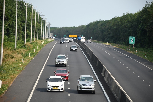 Tai nạn liên hoàn giữa 7 ô tô trên cao tốc Phan Thiết - Dầu Giây gây ùn tắc - Ảnh 13. Tai nạn liên hoàn giữa 7 ô tô trên cao tốc Phan Thiết - Dầu Giây gây ùn tắc - Ảnh 13.