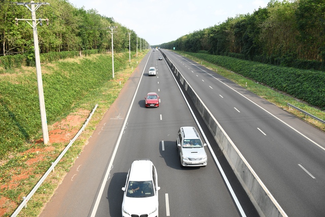 Tai nạn liên hoàn giữa 7 ô tô trên cao tốc Phan Thiết - Dầu Giây gây ùn tắc - Ảnh 15. Tai nạn liên hoàn giữa 7 ô tô trên cao tốc Phan Thiết - Dầu Giây gây ùn tắc - Ảnh 15.
