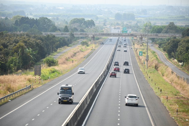 Tai nạn liên hoàn giữa 7 ô tô trên cao tốc Phan Thiết - Dầu Giây gây ùn tắc - Ảnh 7. Tai nạn liên hoàn giữa 7 ô tô trên cao tốc Phan Thiết - Dầu Giây gây ùn tắc - Ảnh 7.