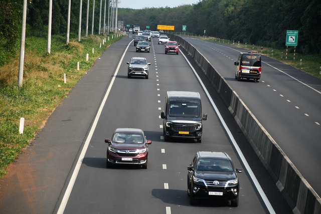 Tai nạn liên hoàn giữa 7 ô tô trên cao tốc Phan Thiết - Dầu Giây gây ùn tắc - Ảnh 5. Tai nạn liên hoàn giữa 7 ô tô trên cao tốc Phan Thiết - Dầu Giây gây ùn tắc - Ảnh 5.