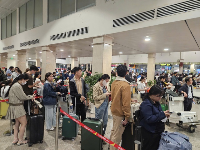 Người d&acirc;n trở lại TPHCM , s&acirc;n bay T&acirc;n Sơn Nhất đ&oacute;n lượng kh&aacute;ch kỷ lục năm 2026 - Ảnh 2.