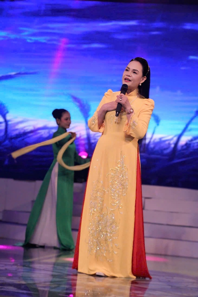 Hoa hậu Đậu Hằng Nga mặc áo dài quảng bá văn hóa Việt - Ảnh 2.