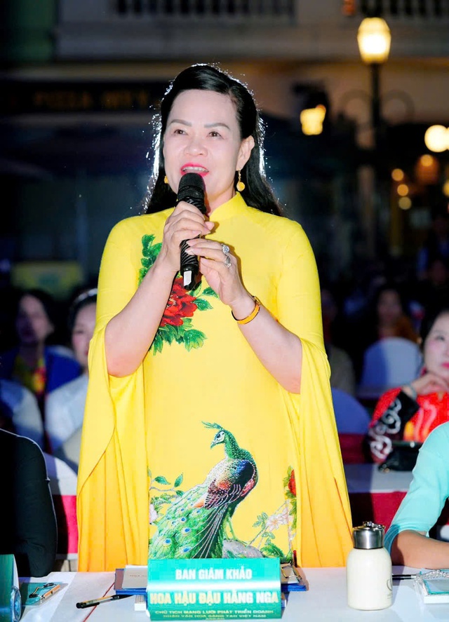 Hoa hậu Đậu Hằng Nga mặc áo dài quảng bá văn hóa Việt - Ảnh 3.