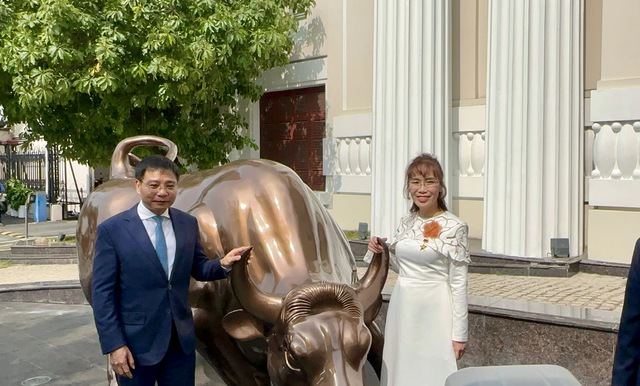 Tỉ phú Nguyễn Thị Phương Thảo và lễ khai xuân chứng khoán 2026 tại HoSE - Ảnh 3. Tỉ phú Nguyễn Thị Phương Thảo và lễ khai xuân chứng khoán 2026 tại HoSE - Ảnh 3.