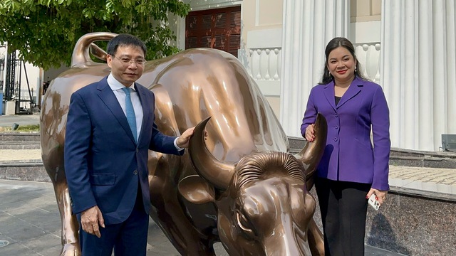 Tỉ phú Nguyễn Thị Phương Thảo và lễ khai xuân chứng khoán 2026 tại HoSE - Ảnh 4. Tỉ phú Nguyễn Thị Phương Thảo và lễ khai xuân chứng khoán 2026 tại HoSE - Ảnh 4.