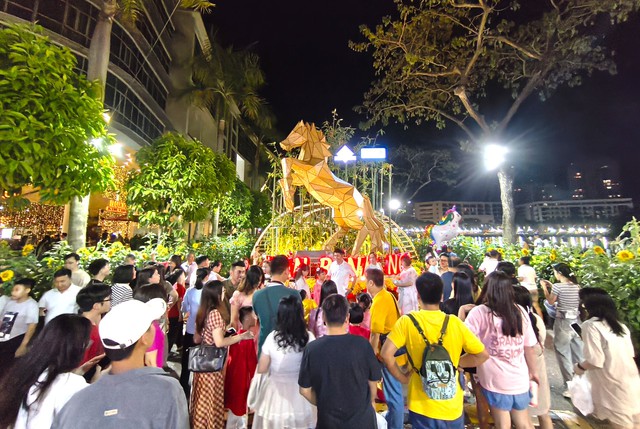 Hội hoa xuân Phú Mỹ Hưng đón hơn 950.000 lượt khách tham quan trong Tết Bính Ngọ 2026 - Ảnh 1.