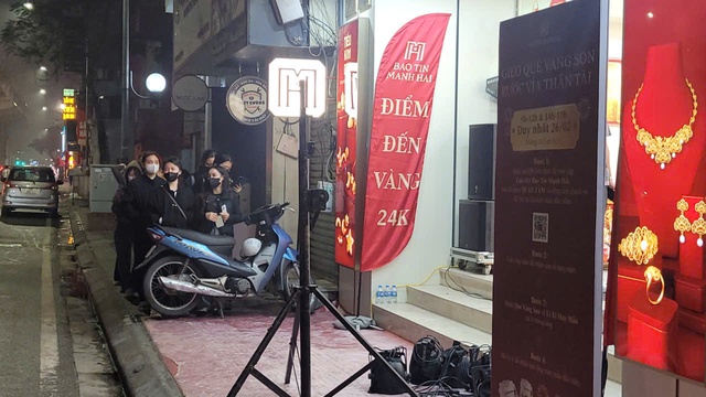 Xếp h&agrave;ng từ nửa đ&ecirc;m mua v&agrave;ng ng&agrave;y v&iacute;a Thần T&agrave;i 2026 - Ảnh 4.