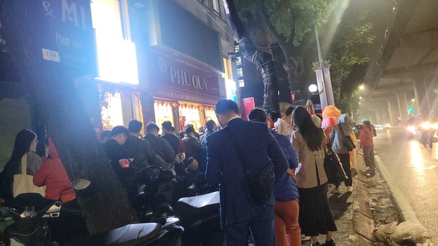 Xếp h&agrave;ng từ nửa đ&ecirc;m mua v&agrave;ng ng&agrave;y v&iacute;a Thần T&agrave;i 2026 - Ảnh 2.