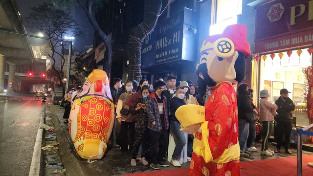 H&agrave;ng trăm người đi xếp h&agrave;ng mua v&agrave;ng từ nửa đ&ecirc;m - Ảnh 1.