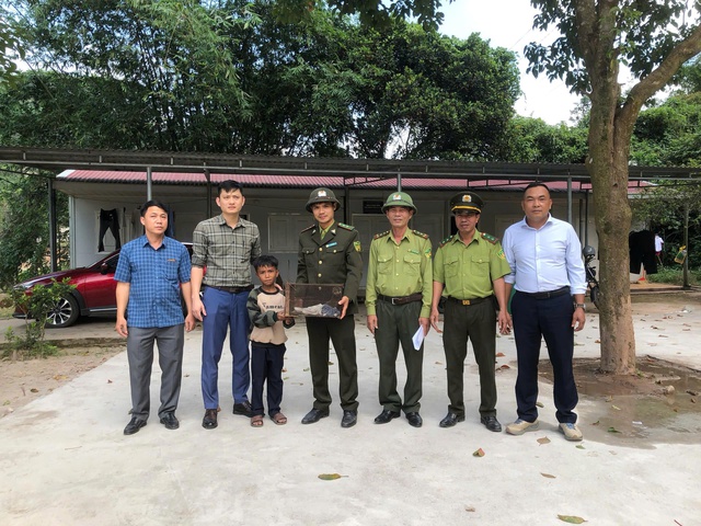 Phát hiện con vật quý hiếm, yếu ớt nằm bên bờ suối  - Ảnh 1.