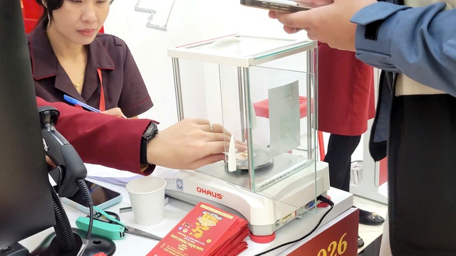 Gi&aacute; v&agrave;ng Thần T&agrave;i 2026 cao ch&oacute;t v&oacute;t , cụ b&agrave; 80 tuổi vẫn quyết t&acirc;m mua v&agrave;ng cầu may - Ảnh 2.