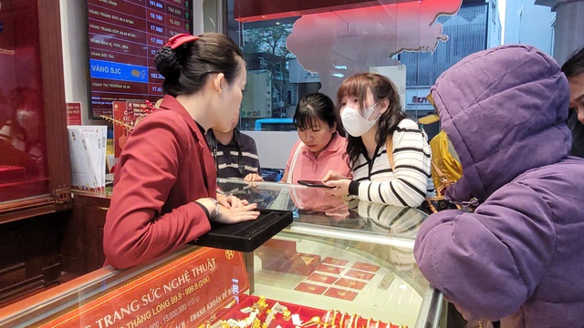 Gi&aacute; v&agrave;ng Thần T&agrave;i 2026 cao ch&oacute;t v&oacute;t , cụ b&agrave; 80 tuổi vẫn quyết t&acirc;m mua v&agrave;ng cầu may - Ảnh 3.